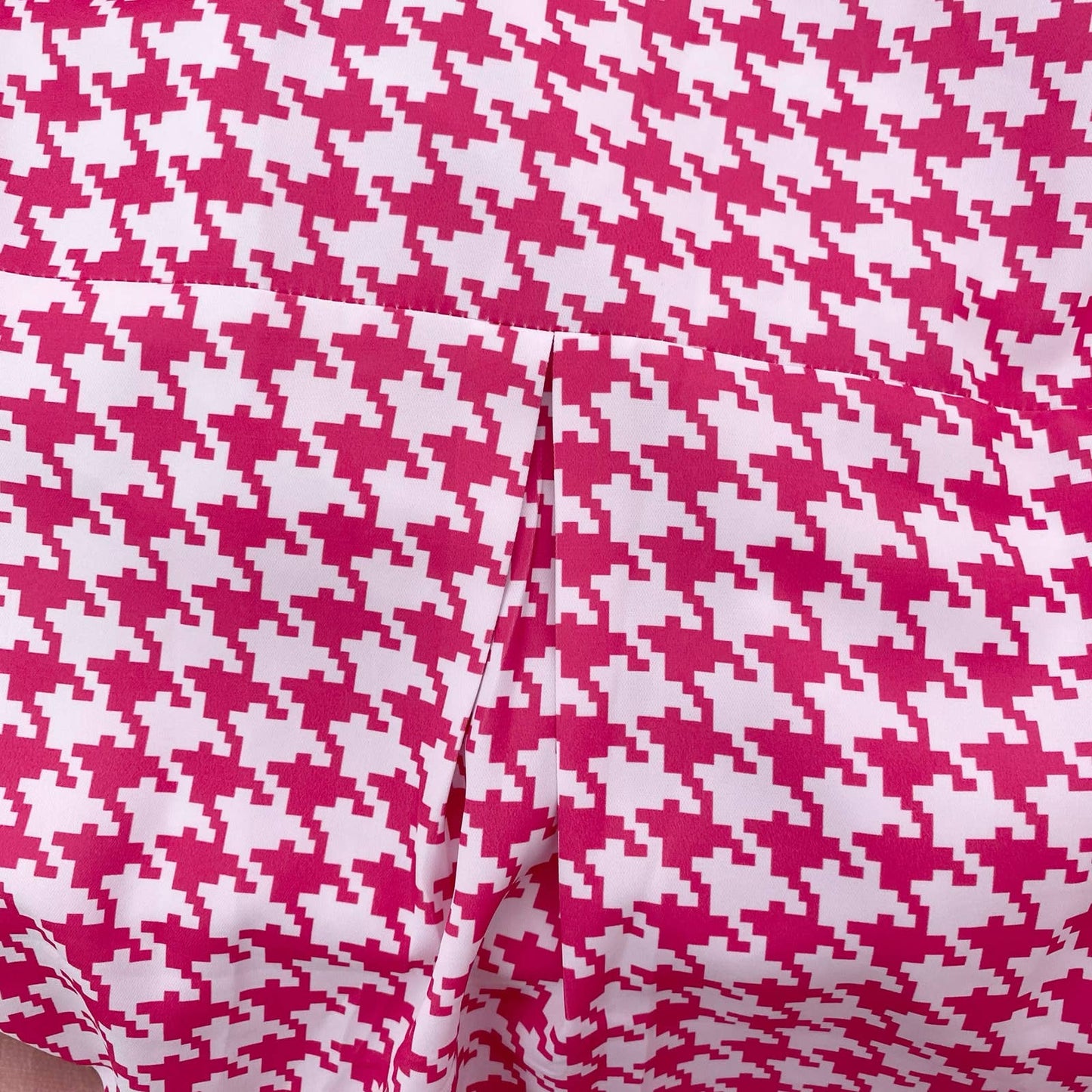 Secondhand Pink Houndstooth Button Up Long Sleeve Shirt, Size Medium