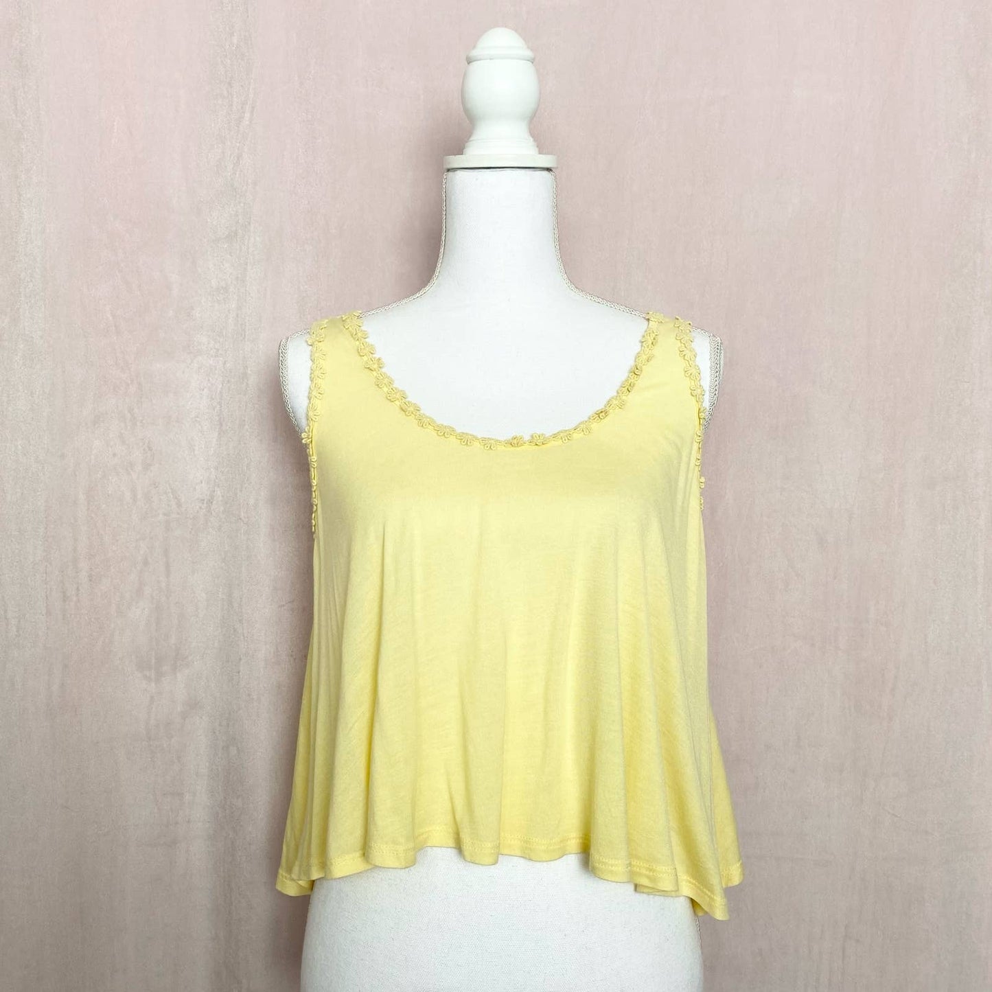 Secondhand Elodie Yellow Floral Trim Flowy Crop Tank Top, Size Small