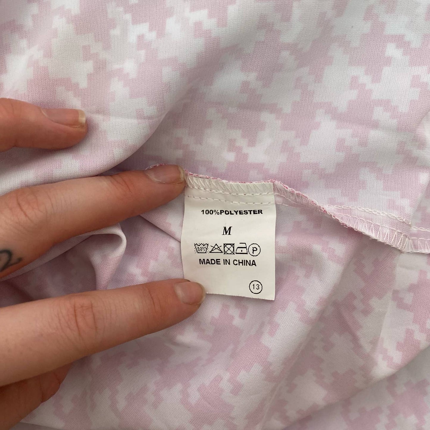 Secondhand Pink Houndstooth Button Up Long Sleeve Shirt, Size Medium