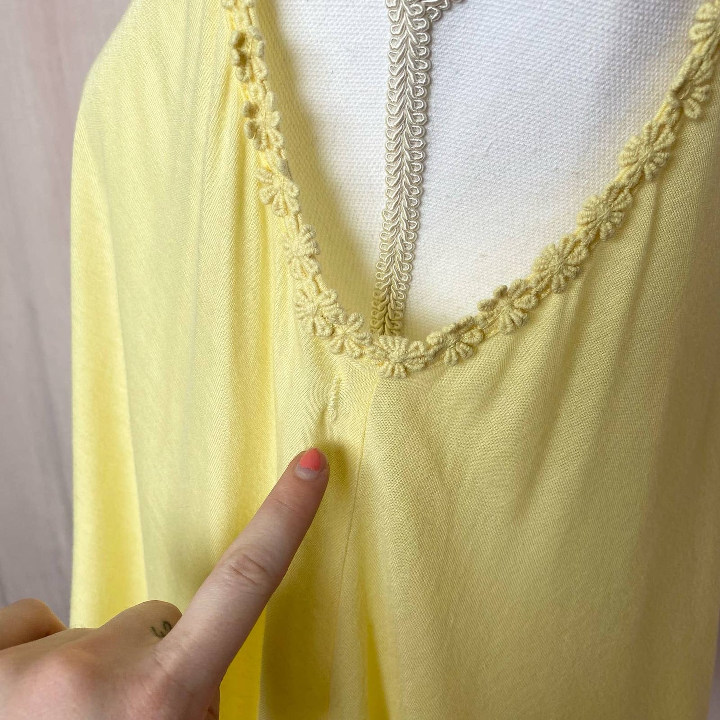 Secondhand Elodie Yellow Floral Trim Flowy Crop Tank Top, Size Small