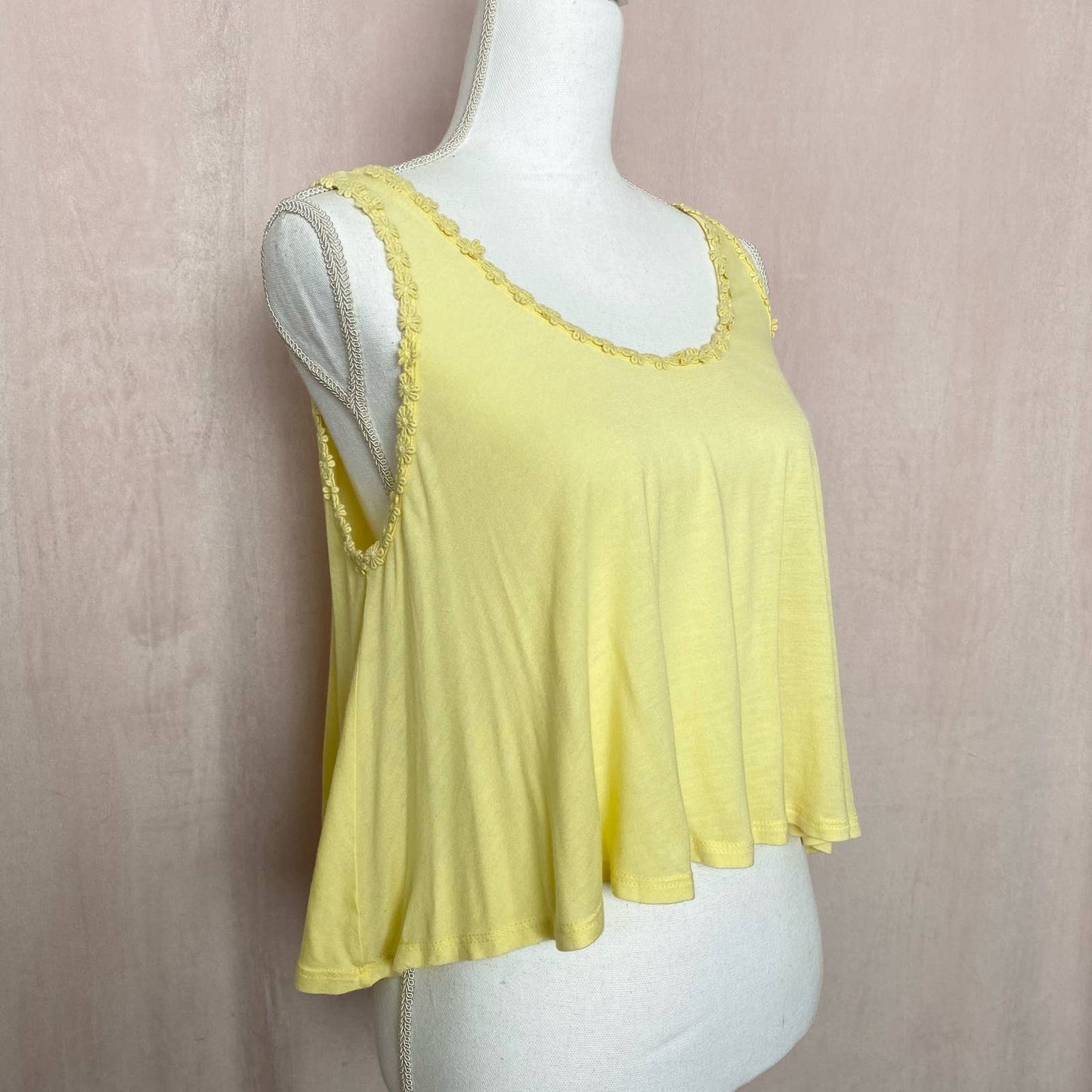 Secondhand Elodie Yellow Floral Trim Flowy Crop Tank Top, Size Small