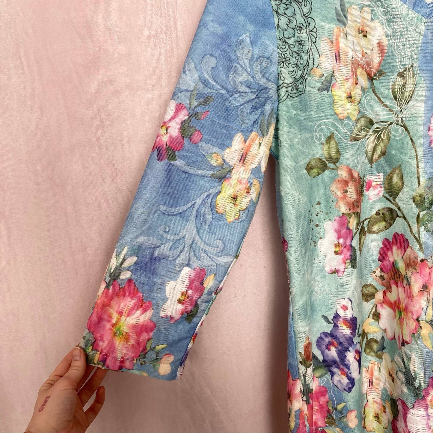 Secondhand Adore Blue Green Floral V Neckline Tunic in Blue Green, Size Medium