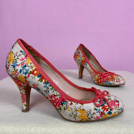 retro bright peach floral victorian y2k closed toe kitten heels, size 6 women's