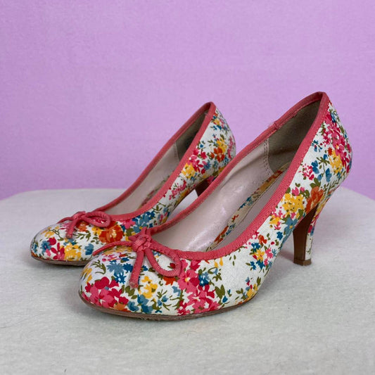 retro bright peach floral victorian y2k closed toe kitten heels, size 6 women's